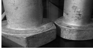 圖14-24 螺栓頭下裂紋形貌 圖14-24 螺栓頭下裂紋形貌