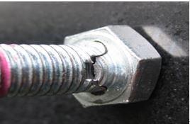 圖13-86 斷裂螺栓形貌 圖13-86 斷裂螺栓形貌